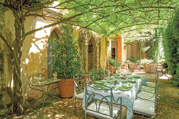 Les jardins à la française sont agrémentés d'allées de lavande, de terrasses et de coins salons intimes.