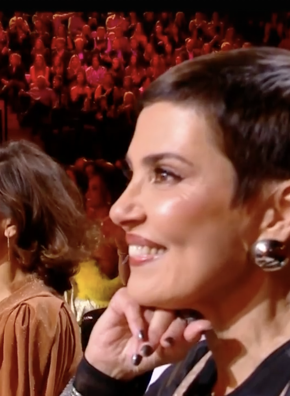 Le sourire est un poil figé.