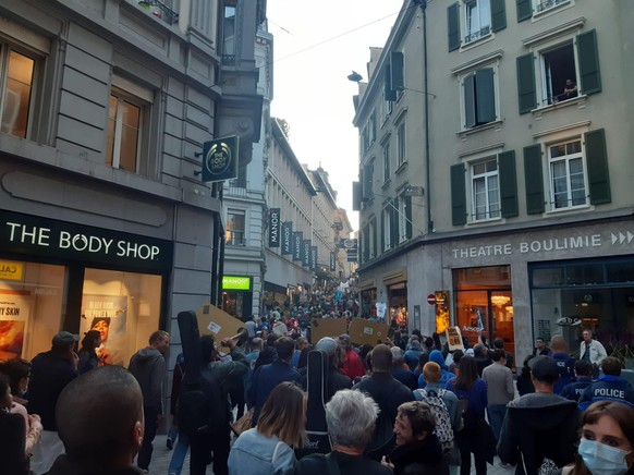 La foule s'est dirigée bruyamment dans les rues commerçantes de Lausanne.