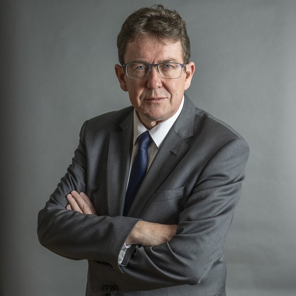 Albert Roesti, Nationalrat und Bundesratskandidat, SVP-BE, posiert in seinem Buero, am Donnerstag, 24. November 2022, in Uetendorf. Roesti bewirbt sich mit Alt Nationalrat Vaelntin Vogt, SVP-ZH, um de ...