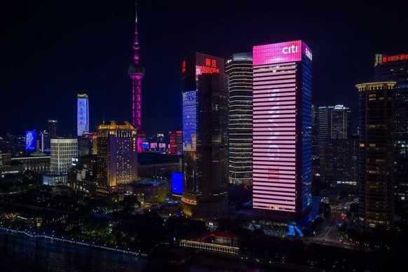 La skyline de Shangai, en Chine, s'est également parée de rose.