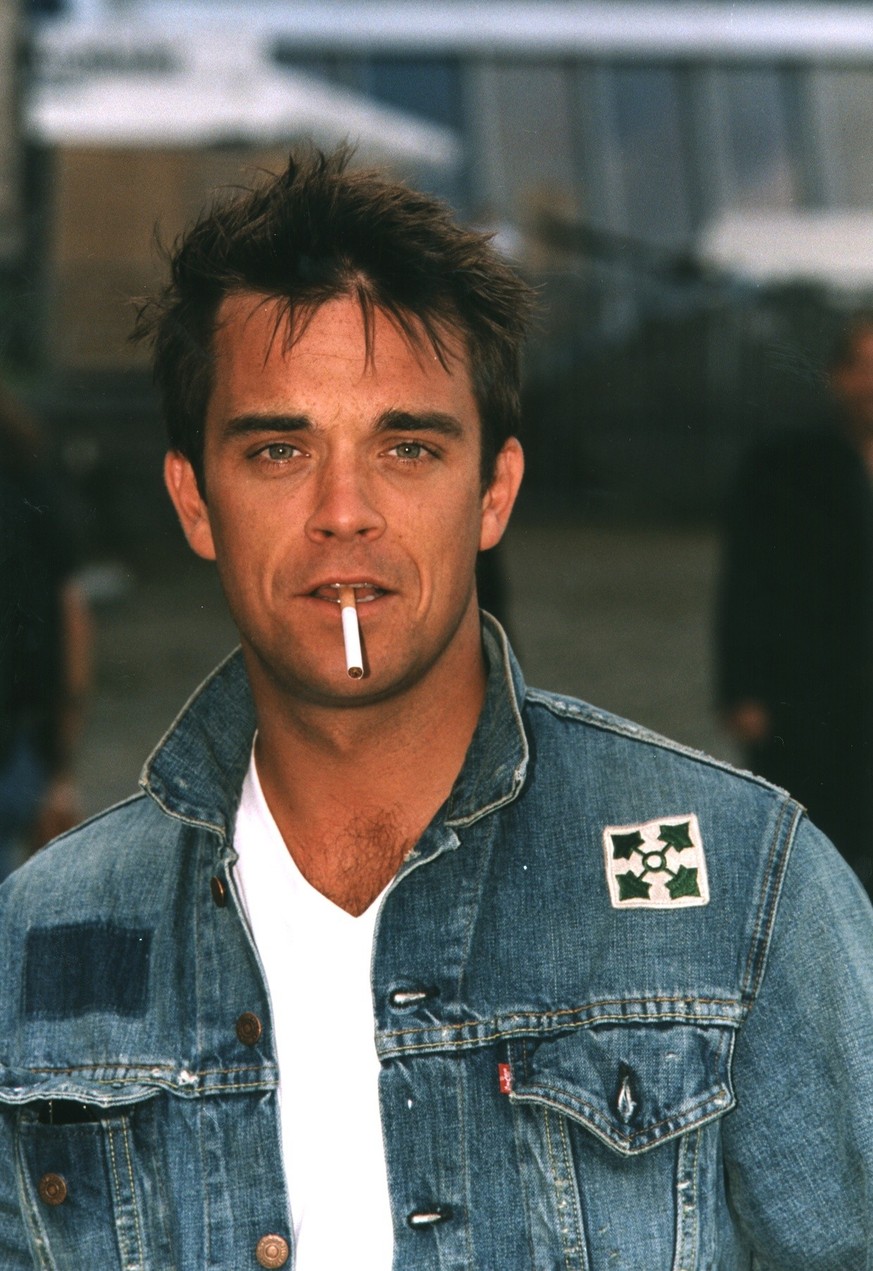 (Robbie Williams, Sänger, Cigarette, (Photo by Peter Bischoff/Getty Images))