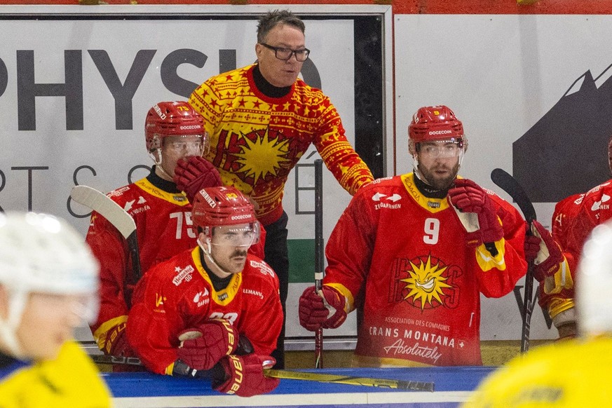 Jaune et rouge de la tête aux pieds: Chris McSorley avec le pull de Noël de Sierre lors du match contre Arosa le 23 décembre.