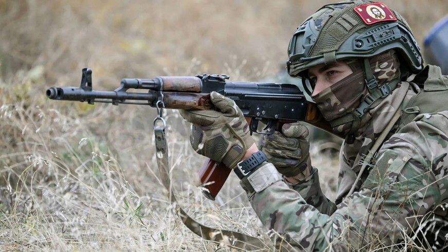 Une recrue russe participe à un entraînement en Ukraine: selon une experte, les unités irrégulières représentent également un risque pour le Kremlin.