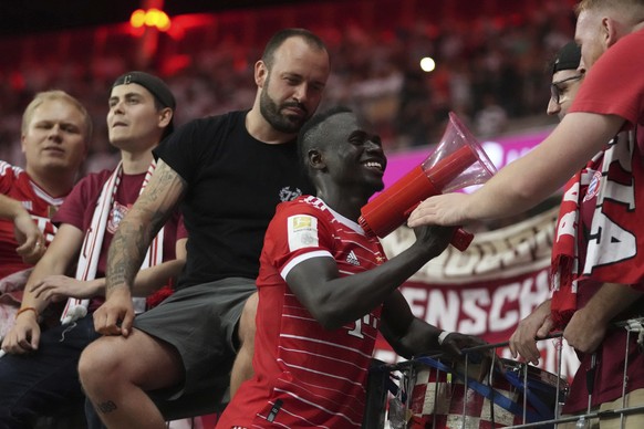 Bayern&#039;s Sadio Mane, centre, celebrates with fans after the German Bundesliga soccer match between Eintracht Frankfurt and Bayern Munich in Frankfurt, Germany, Friday, Aug. 5, 2022. (AP Photo/Mat ...
