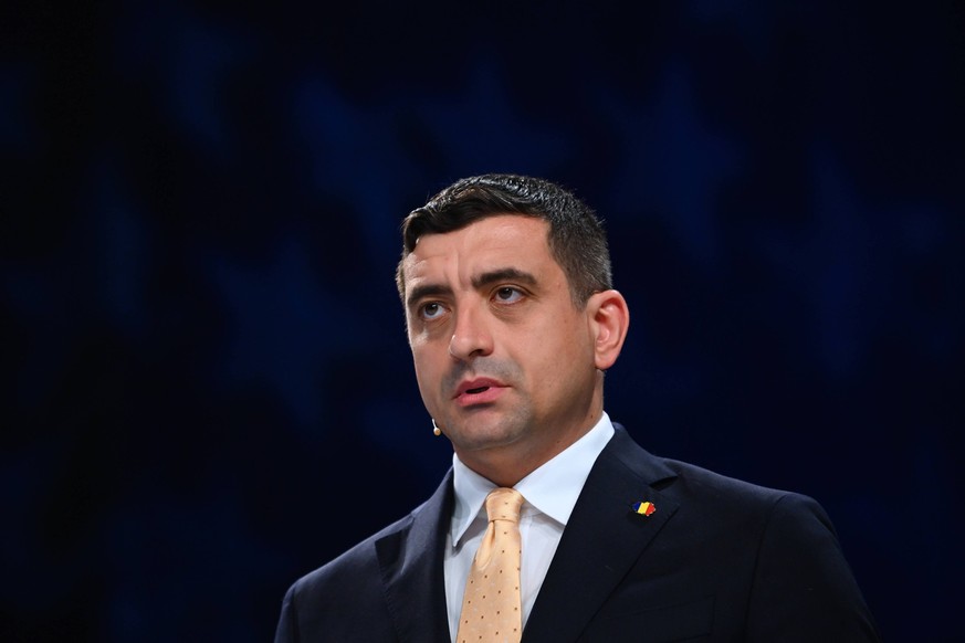 George Simion (AUR), après avoir largement remporté le premier tour des élections, est le grand favori du second tour, dimanche prochain face à l&#039;europhile Nicusor Dan.