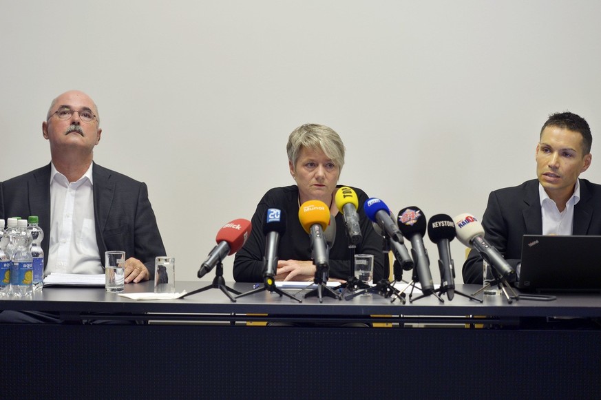 Die Zuercher Regierungsraetin Jaqueline Fehr, Mitte, Thomas Manhart, links, Leiter Amt fuer Justizvollzug und Jerome Endrass, rechts, Stv. Leiter Psychiatrisch-Psychologischer Dienst an einer Medienko ...