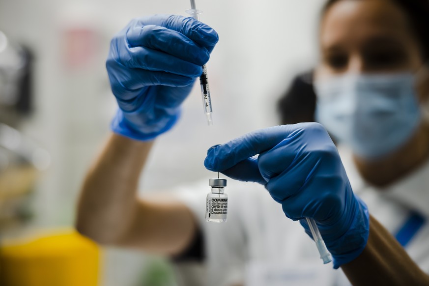 Eine Pflegefachfrau bereitet Covid-19 Pfizer/BioNTech Booster-Impfungen vor, im Referenz-Impfzentrum des Kantons Zuerich beim Zentrum für Reisemedizin und Uebertragbare Krankheiten Zuerich, am Donners ...