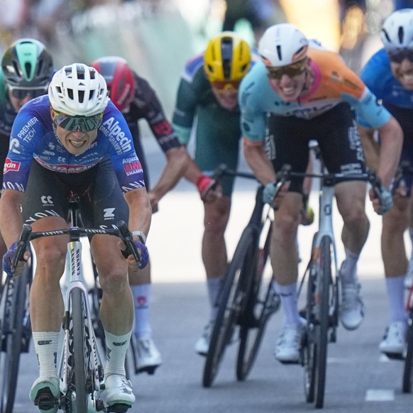 Jasper Philipsen (au premier plan) a devancé Mauro Schmid au sprint mercredi à Voiron