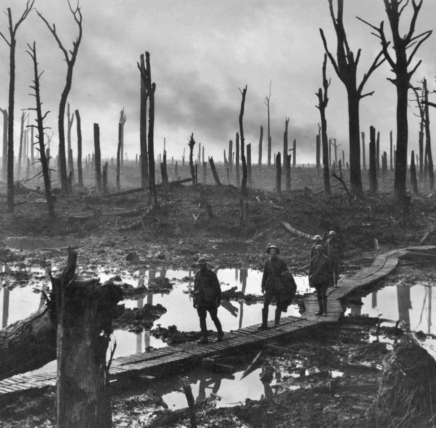 Des soldats australiens traversent un paysage détruit en Belgique, octobre 1917.
