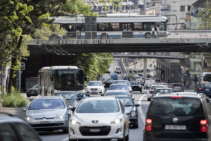 Menschen bewegen sich in ihren Fahrzeugen durch den dichten Abendverkehr von der Rosengartenstrasse ueber die Hardbruecke, aufgenommen am Dienstag, 10. Mai 2016, in Zuerich. Heute startet die Vernehml ...