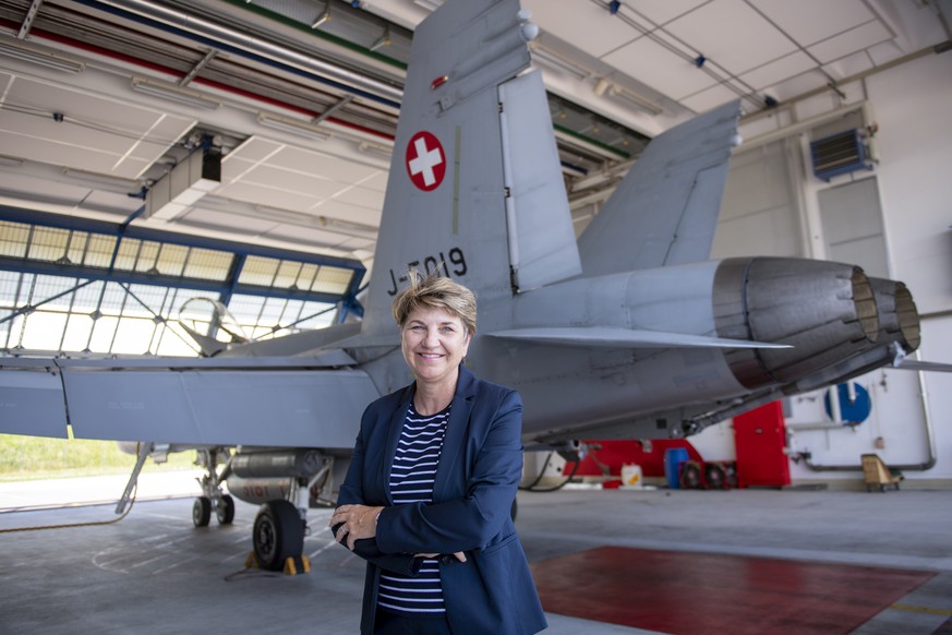 Bundesraetin Viola Amherd, Chefin des Eidgenoessischen Departements fuer Verteidigung, Bevoelkerungsschutz und Sport VBS, posiert vor einer FA 18 der Schweizer Luftwaffe, anlaesslich des Besuches bei  ...