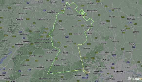 Qui d'autre que la Reine peut se targuer d'avoir un portrait de 6615 kilomètres carrés flottant au-dessus du Royaume-Uni?