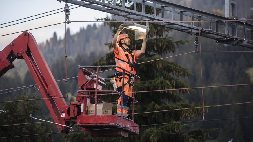 Saanen, Switzerland August 5, 2020 - An employee of the Swiss Federal Railways replaces a lighting in a railway station RAIL, MAINTENANCE, ILLUSTRATION, CFF, CHEMIN DE FER FEDERAUX, ECLAIRAGE PUBLIC,  ...