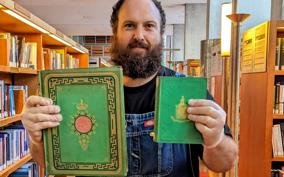 Julien Navas tient dans ses mains gantées (dont il s&#039;est lui-même équipé) deux livres contaminés à l&#039;arsenic qu&#039;il a consultés fin mars à la BNF de Paris. Ces deux livres ne sont aujour ...