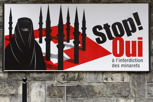 Une affiche de la campagne anti-minarets de l' Union Democratique du Centre, UDC, incitant a voter oui a l'interdiction des minarets est prise en photo ce lundi 9 novembre 2009 a Montreux. L ...