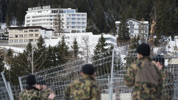 ARCHIV ? ZUM 50. JAHRESTREFFEN DES WORLD ECONOMIC FORUM WEF IN DAVOS VOM 21. BIS ZUM 24. JANUAR 2020 STELLEN WIR IHNEN FOLGENDES BILDMATERIAL ZUR VERFUEGUNG - Angehoerige der Armee bauen Umzaeunungen  ...