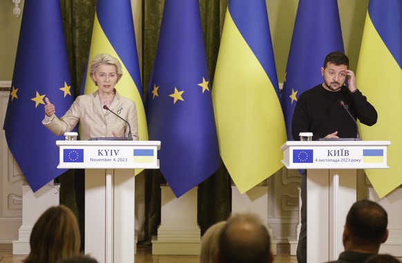 epa10957221 Ukraine&#039;s President Volodymyr Zelensky (R) and President of the European Commission Ursula von der Leyen (L) address a joint press conference following their meeting in Kyiv, Ukraine, ...