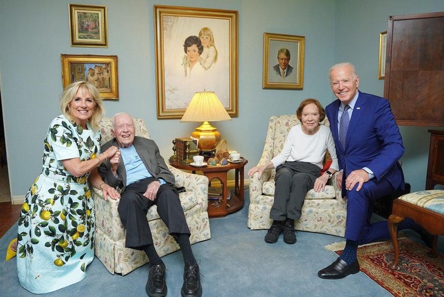 Joe et Jill Biden prennent la pose avec l'ancien président Jimmy Carter et son épouse.