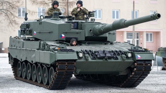 epa10375553 Czech soldiers drive a Leopard 2A4 tank during a ceremony for the hand over of the symbolic key of the tank to the Czech army, in Praslavice, Czech Republic, 21 December 2022. The Czech Re ...