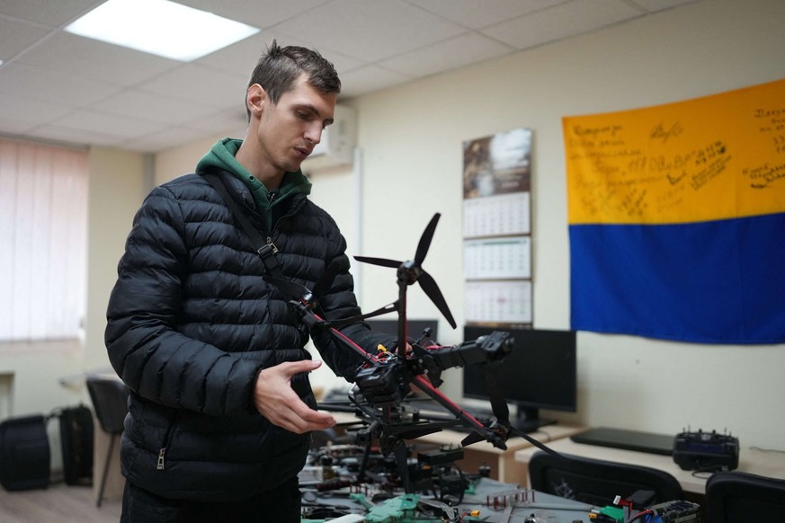 Illia Isayev, un instructeur de 18 ans dans une école de pilotage de drones, répare ici un engin FPV à Kharkiv.