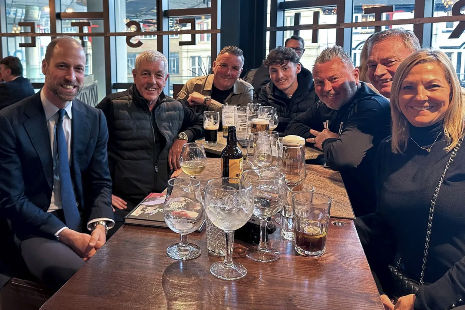 Le prince William, dit «One Pint Willy», ne s&#039;autorise qu&#039;un petit verre lorsqu&#039;il trinque avec les fans de football de son équipe préférée, Aston Villa, au pub.