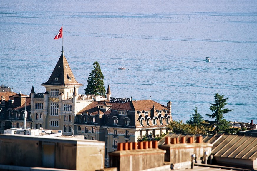 Vue sur le château et sa tour depuis l&#039;Esplanade de Montbenon à Lausanne, Suisse.