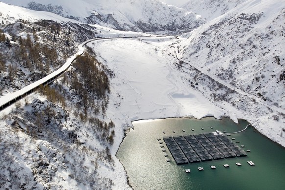 Panneaux solaires sur le Lac des Toules à Bourg-Saint-Pierre (VS). La station flottante de panneaux solaires se compose de 36 barges flottantes comportant 2&#039;240 mètres carrés de cellules solaires ...