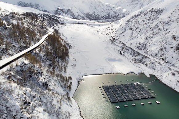 Panneaux solaires sur le Lac des Toules à Bourg-Saint-Pierre (VS).