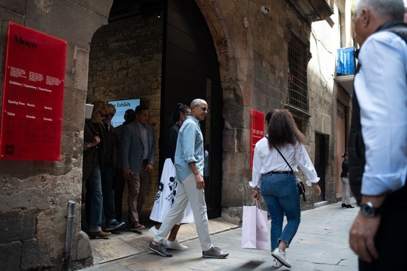 BARCELONA CATALONIA, SPAIN - APRIL 28: Former U.S. President Barack Obama and former first lady Michelle Obama as they leave the Moco Museum on April 28, 2023 in Barcelona, Catalonia, Spain. Barack Ob ...