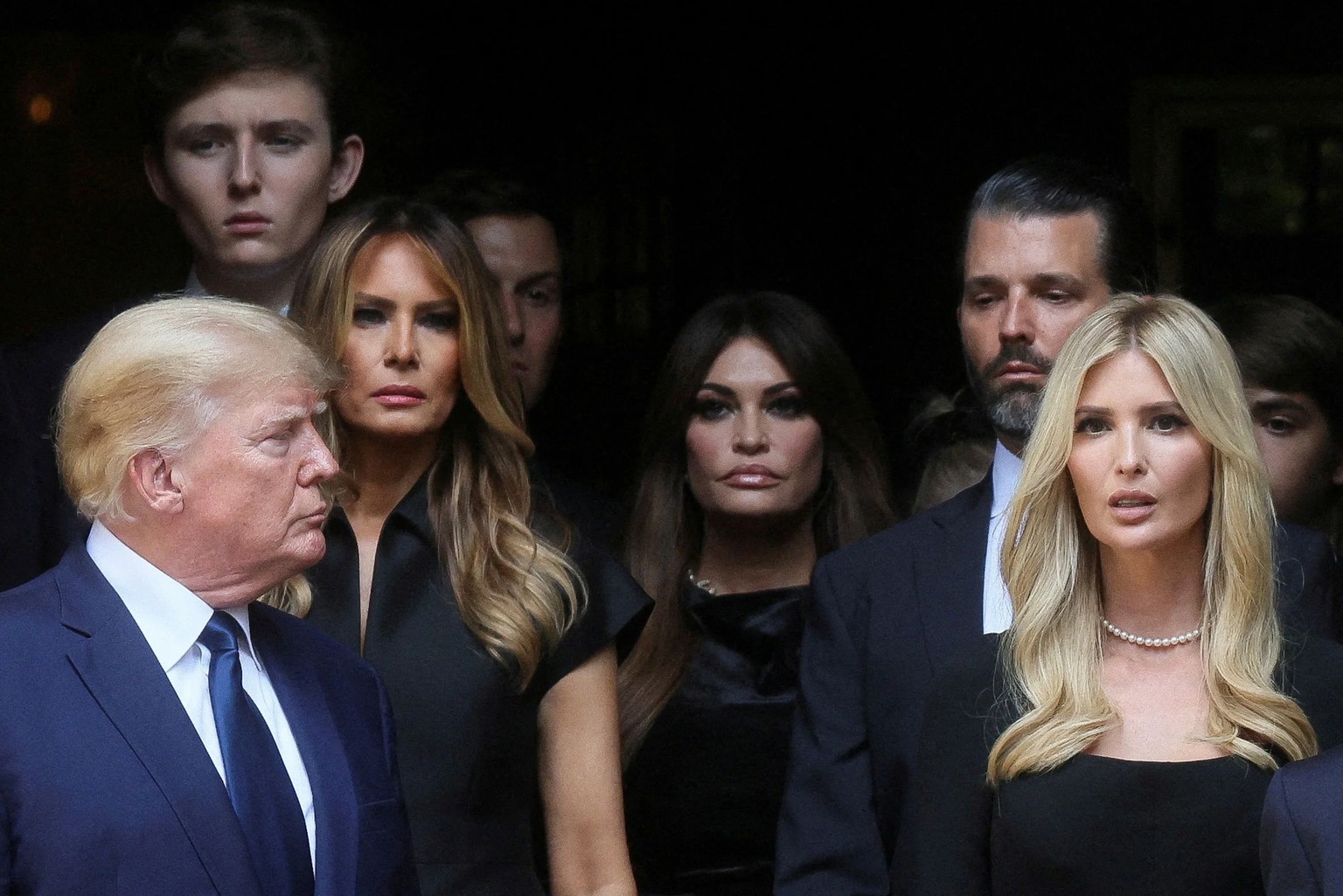 L'ancien président américain Donald Trump, sa femme Melania, Kimberly Guilfoyle, ses fils Barron et Donald Jr. et sa fille Ivanka quittent l'église Saint-Vincent-Ferrer lors des funérailles d'Ivana Tr ...