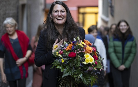 Staenderatskandidatin Tiana Angelina Moser, GLP, freut sich ueber ihren Wahlsieg nach dem zweiten Wahlgang fuer den zweiten Staenderatssitz, aufgenommen am Sonntag, 19. November 2023 im Cabaret Voltai ...
