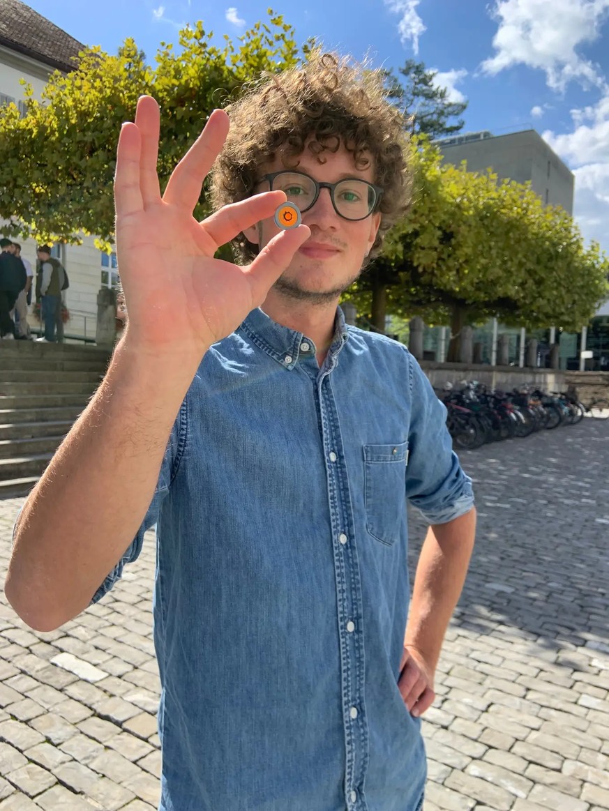 Petit, rond, en plastique: Nicola Bossard distribue des chips économes en eau pour la douche.