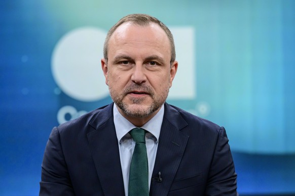 In the picture, from left: Peter Neumann political scientist, King s College London GER, Berlin, studio, guest on Caren Miosga s political talk show, TV, format, with presenter, Das Erste, from Adlers ...