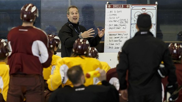 Geneve-Servette&#039;s Head coach Patrick Emond instructs his players, during a training session, at the ice stadium Les Vernets, in Geneva, Switzerland, Tuesday, August 6, 2019. (KEYSTONE/Salvatore D ...