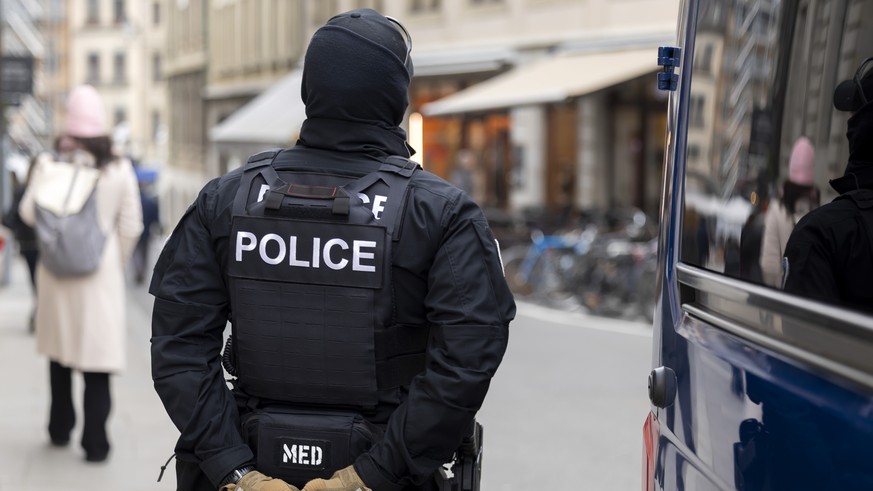 Un policier de la police genevoise surveille la sortie des membres des Hells Angels et des Bandidos du palais de justice lors d'une suspension d'audience au premier jour du proces devant le  ...