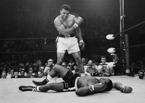 En 1956, Mohammed Ali envoie son challenger Sonny Liston au tapis.