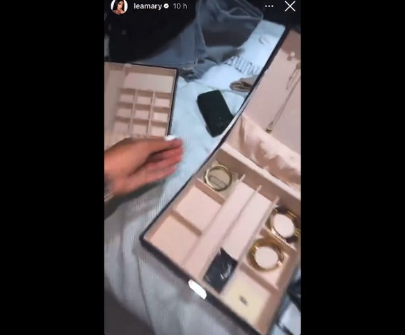 Léa Mary devant sa boite à bijoux.