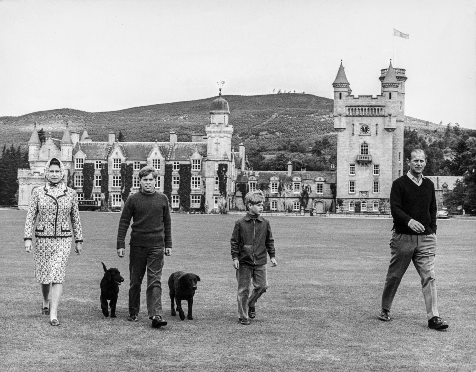 La reine, le prince Philip et deux de leurs fistons dans le château de Balmoral, en Ecosse.