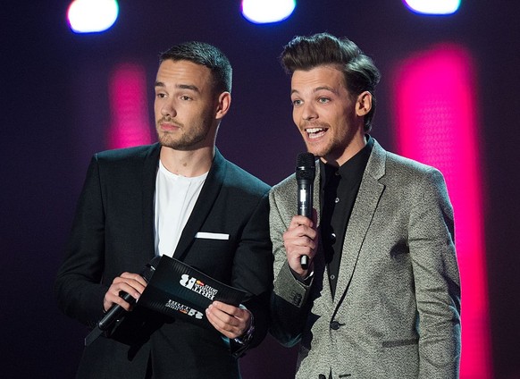 LONDON, ENGLAND - FEBRUARY 24: (EDITORIAL USE ONLY) Liam Payne and Louis Tomlinson on stage at the BRIT Awards 2016 at The O2 Arena on February 24, 2016 in London, England. (Photo by Samir Hussein/Red ...