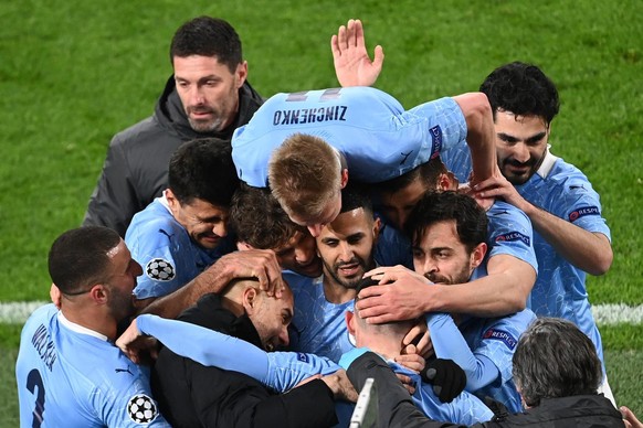 dpatopbilder - 14.04.2021, Nordrhein-Westfalen, Dortmund: Fu�ball: Champions League, K.o.-Runde, Viertelfinale, R�ckspiel, Borussia Dortmund - Manchester City im Signal Iduna Park. Phil Foden (M unten ...