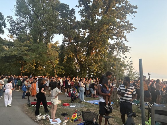 Des centaines de personnes assistent à l'éclipse solaire du 12 août, à Lausanne.