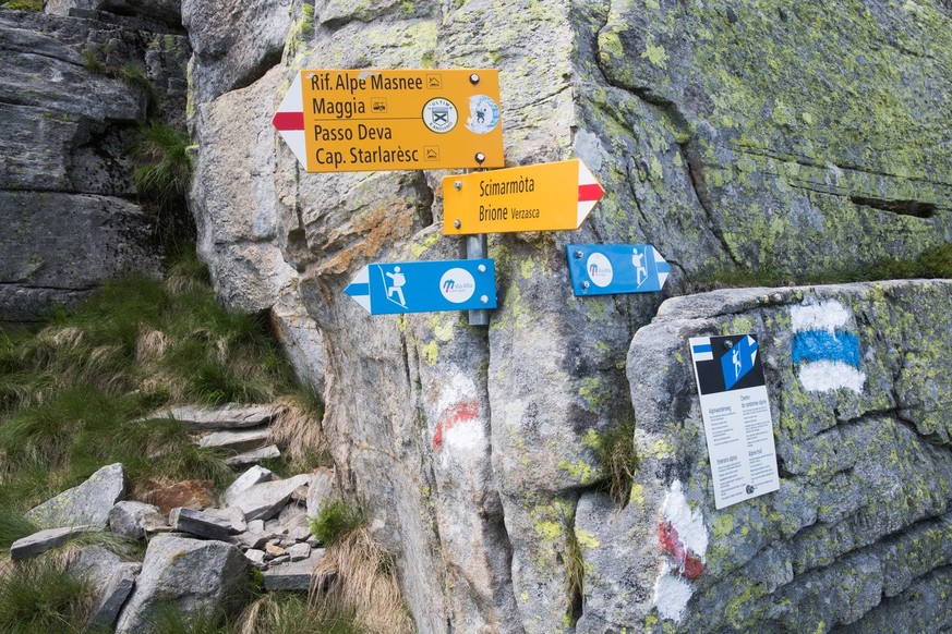 Wandertafeln und Informationstafeln auf dem Hoehenweg &#039;&#039;Via Alta Vallemaggia&#039;&#039;, 2. Etappe zwischen der Capanna Alpe Nimi und dem Rifugio Alpe Masnee oberhalb von Maggia, am 23. Jul ...