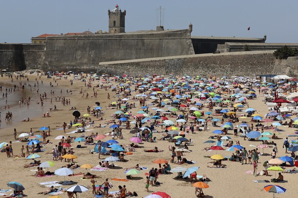 epa12202700 People cool off at the beach during a heat wave in Oeiras near Lisbon, Portugal, 28 June 2025. EPA/ANTONIO COTRIM