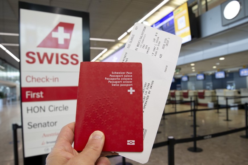 Un billet d&#039;avion de Swiss International Air Lines Francfort - Geneve et un passeport suisse sont photographies a Geneve aeroport, ce dimanche 6 juin 2021 a Geneve.