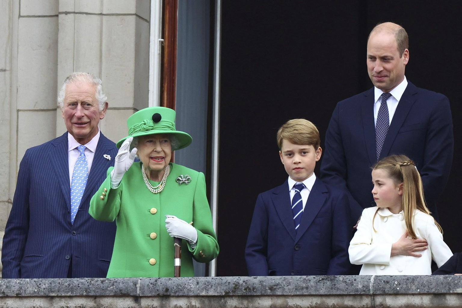 De gauche à droite, le prince Charles de Grande-Bretagne, la reine Elizabeth II, le prince George, le prince William et la princesse Charlotte apparaissent sur le balcon du palais de Buckingham, lors  ...