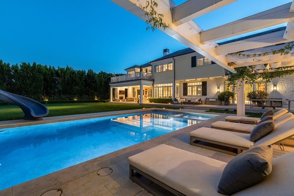 Oh wow, une piscine et des chaises longues, c'est fou.