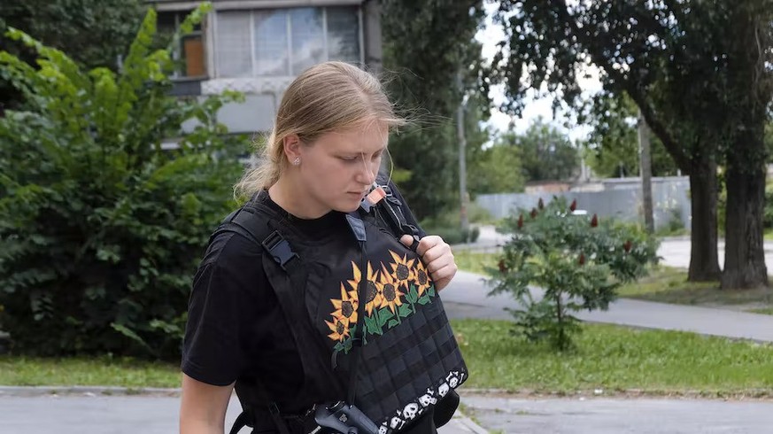 Alisa en gilet pare-balles pendant une livraison de biens de première nécessité dans un quartier de Kharkiv, juillet 2022.