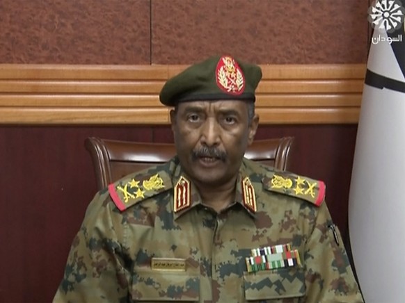 Une rivalit� oppose l&#039;actuel homme fort du Soudan, le g�n�ral Abdel Fattah al-Burhane (ici lors d&#039;un discours en 2021), et son second, le g�n�ral Mohamed Hamdane Daglo (archives).