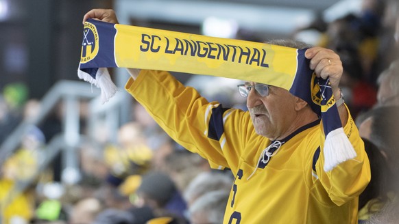 Ein SC Langenthal Fan waehrend dem vierten Playoff Finalspiel der Swiss League zwischen dem SC Langenthal und dem HC La Chaux de Fonds, am Mittwoch 3. April 2019 auf der Eisbahn Schoren in Langenthal. ...